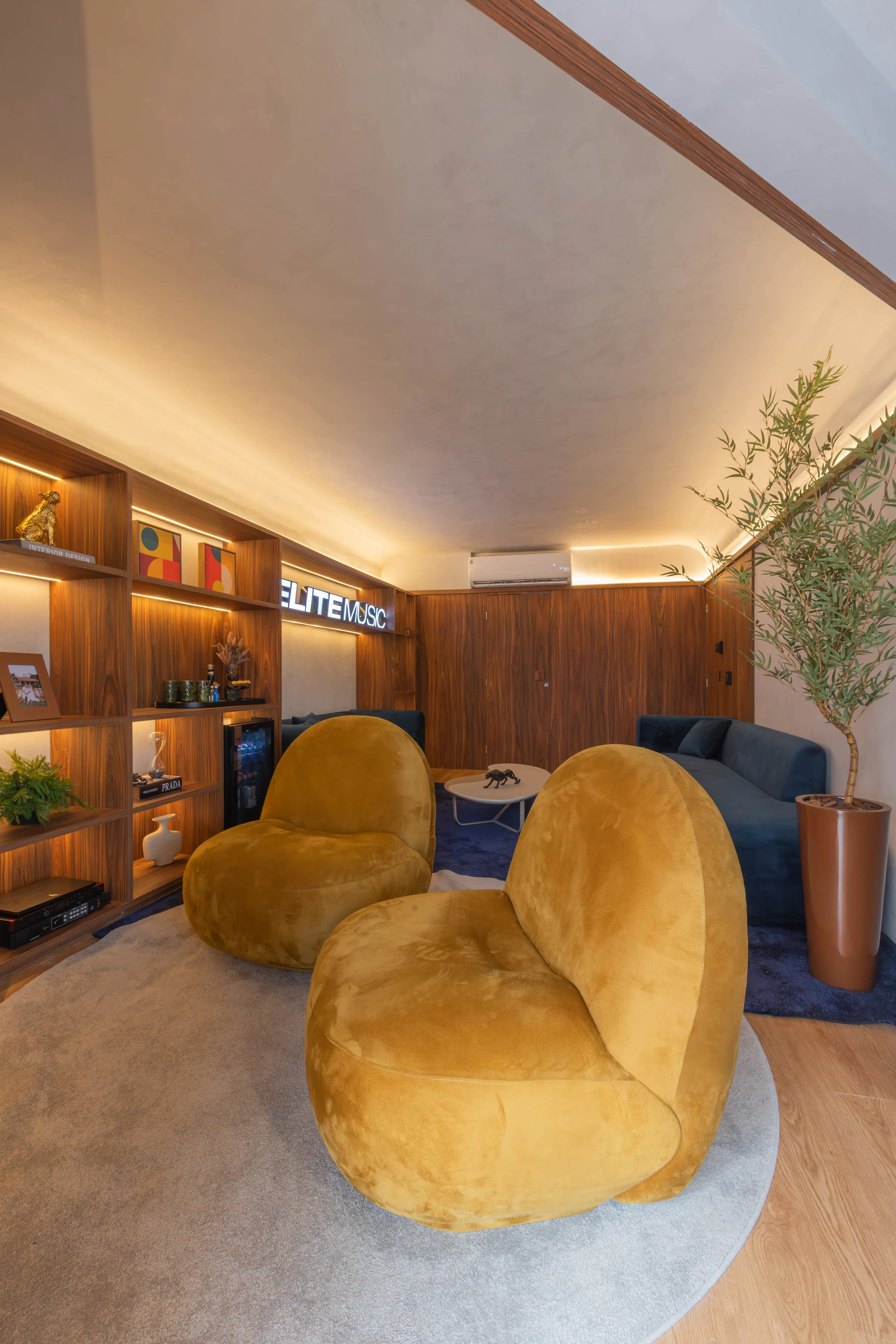 Sala de diretoria Elite Music em Fortaleza com interiores sofisticados